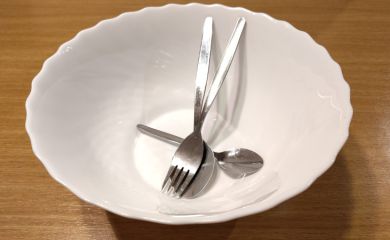Salatschüssel und Besteck
