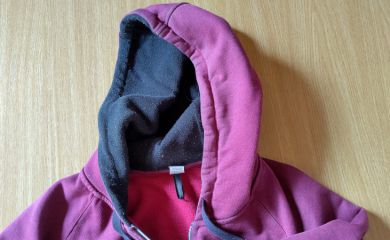 lila Kapuzenjacke