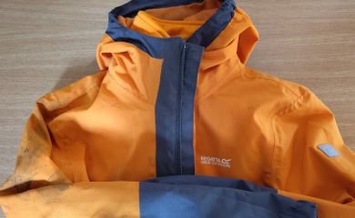 orangene Kinderjacke